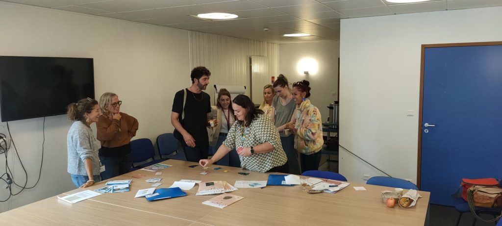 Des professionnels du Centre de Kerpape autour du jeu Etic’able sur le stand du GREthiK